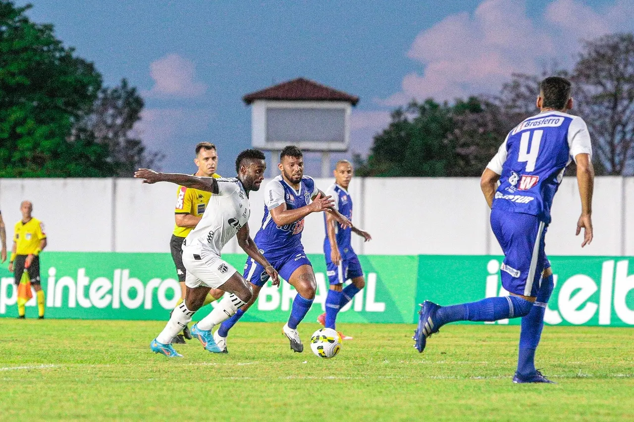O colombiano Mendoza abriu o caminho para a vitória alvinegra com um golaço