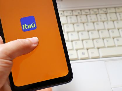 Celular com a tela aberta na home do aplicativo Itaú