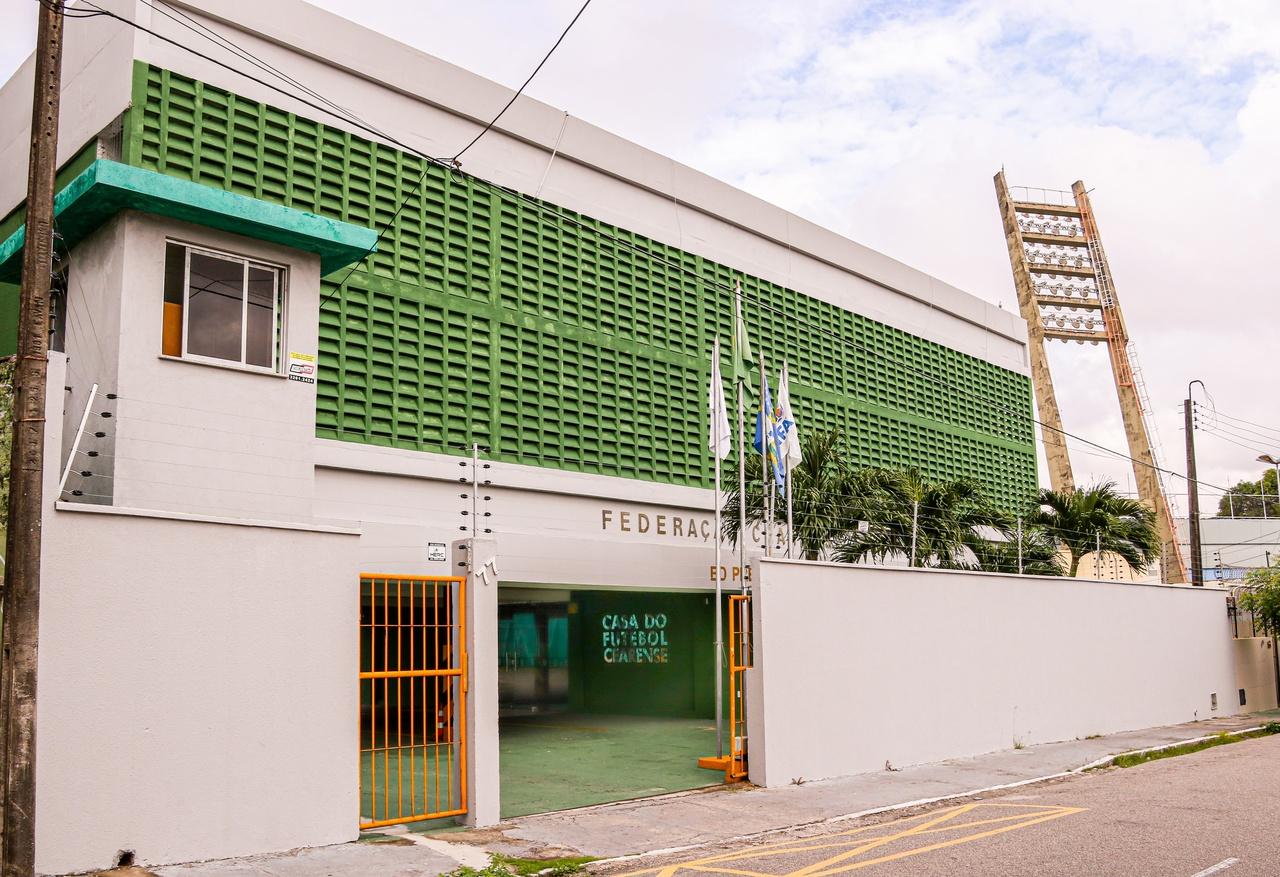 Imagem mostra fachada de prédio.