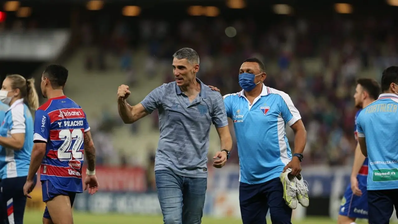 Juan Pablo Vojvoda em campo após acesso à LIbertadores