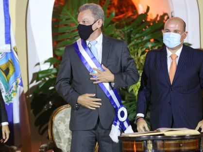 Prefeito de Fortaleza, José Sarto, recebe a faixa do ex-prefeito Roberto Cláudio