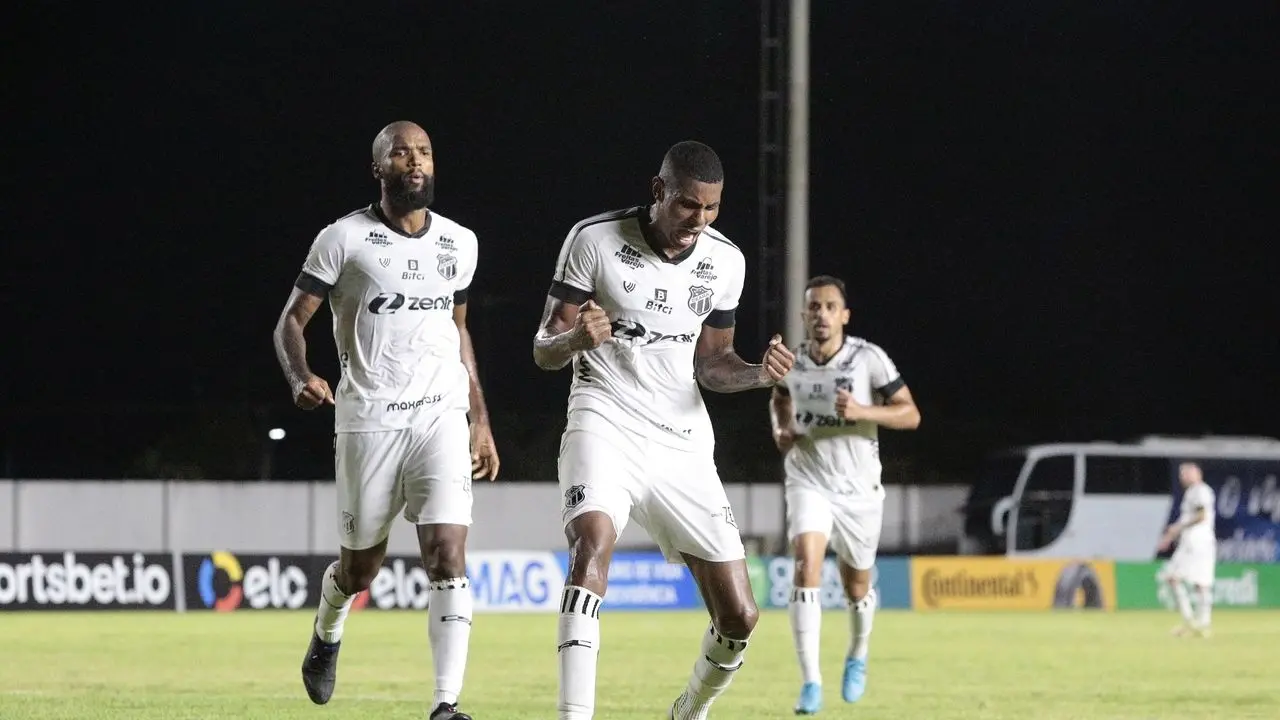 Cléber comemora gol diante do São Raimundo-RR