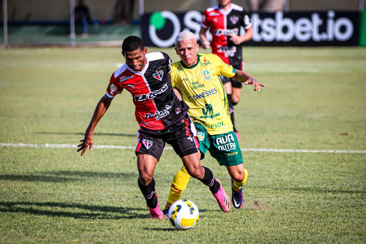 Imagem mostra jogadores disputando a bola.
