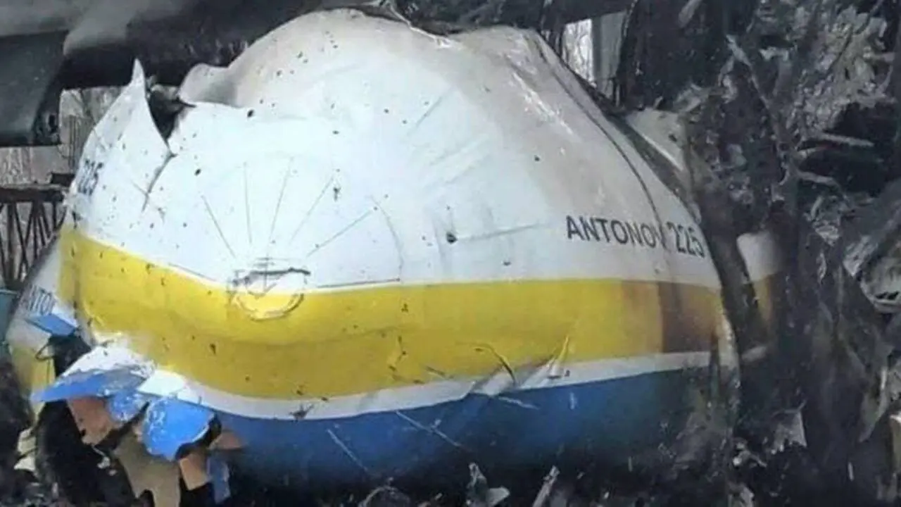 Destroços do Antonov An-225, maior avião de carga do mundo, após ser bombardeado