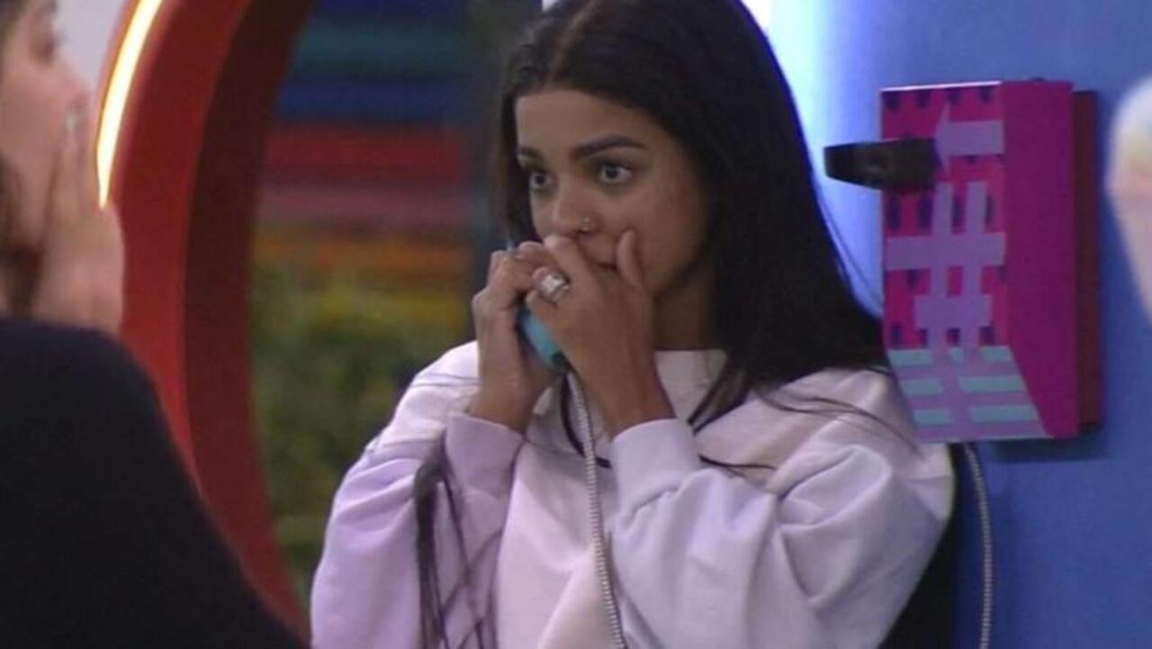 Brunna atendendo o Big Fone no BBB 22