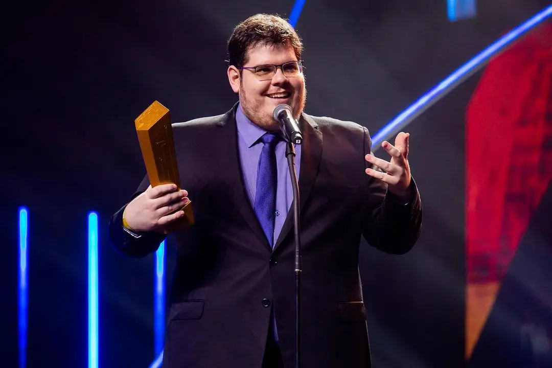 Casimiro é jornalista e influenciador digital e recebeu prêmio de revelação do ano