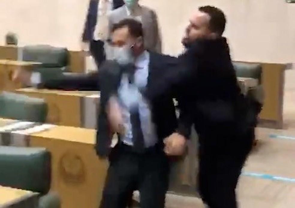 Os deputados Arthur do Val e Gil Diniz brigam na Assembleia Legislativa de São Paulo.