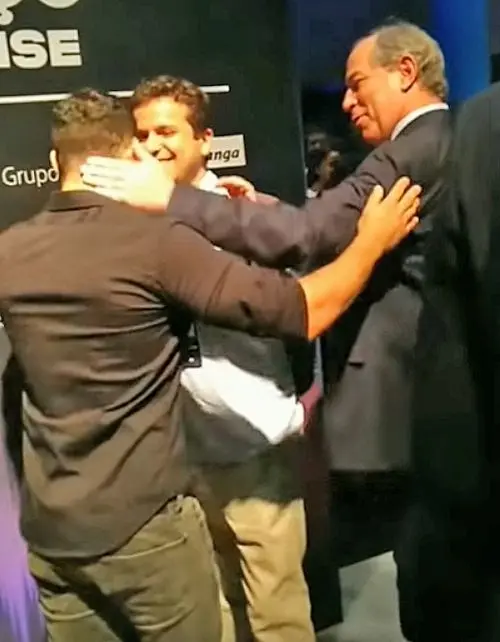 Momento em que Ciro pega na nuca de Arthur do Val.