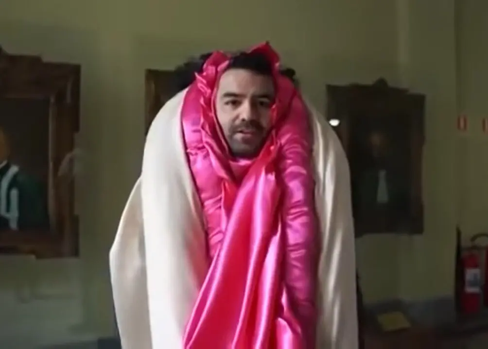 O político Arthur do Val fantasiado de vulva para invadir palestra na Universidade de São Paulo.