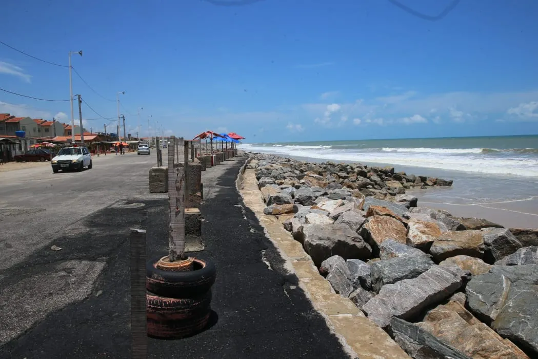 A prefeitura de Caucaia diz ter investido R$ 2 milhões na revitalização da orla somente no ano passado