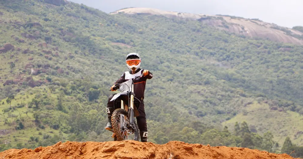 Piloto concentrado em rampa de motocross