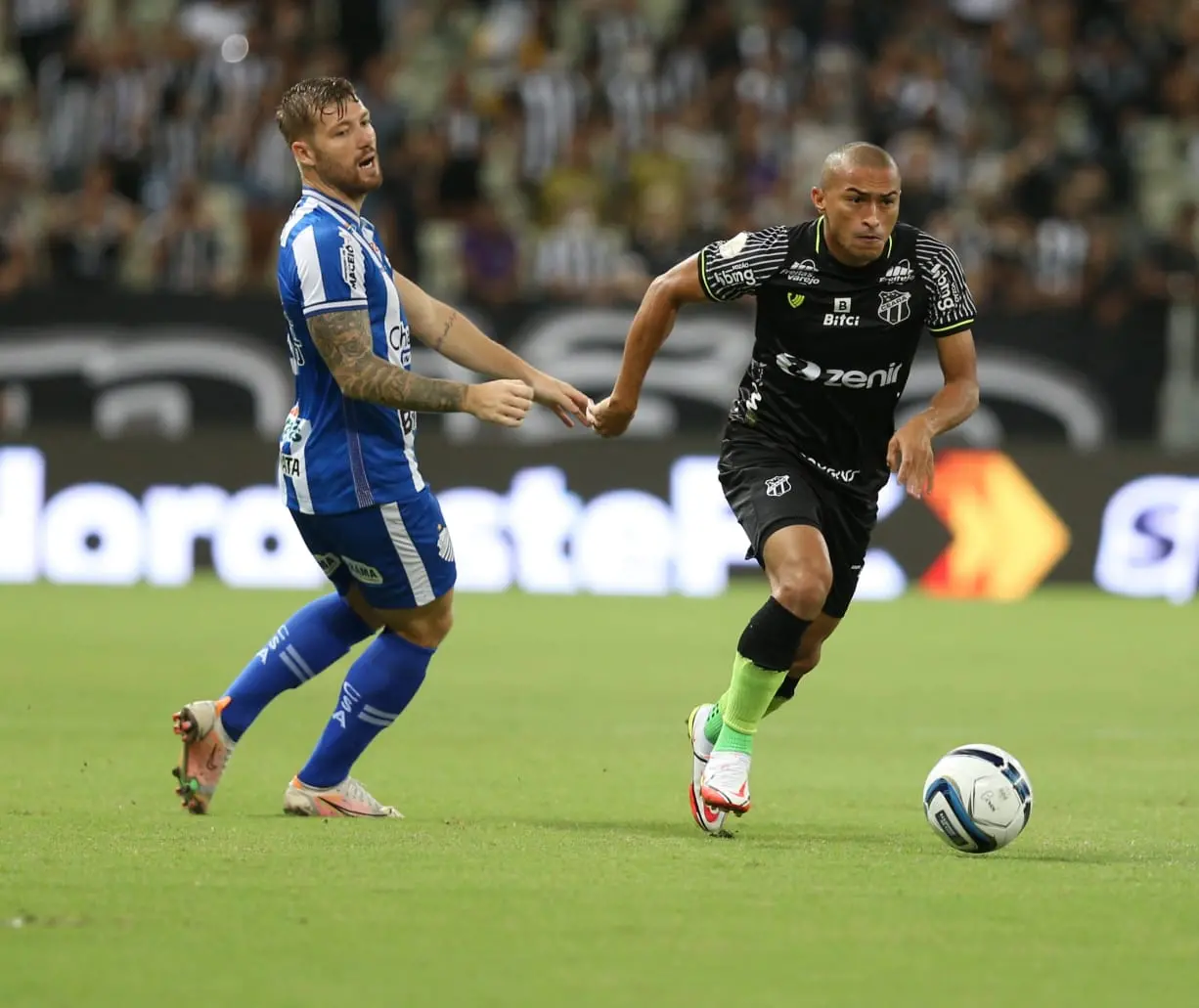 Nino Paraíba com a bola é observado por jogador do CSA