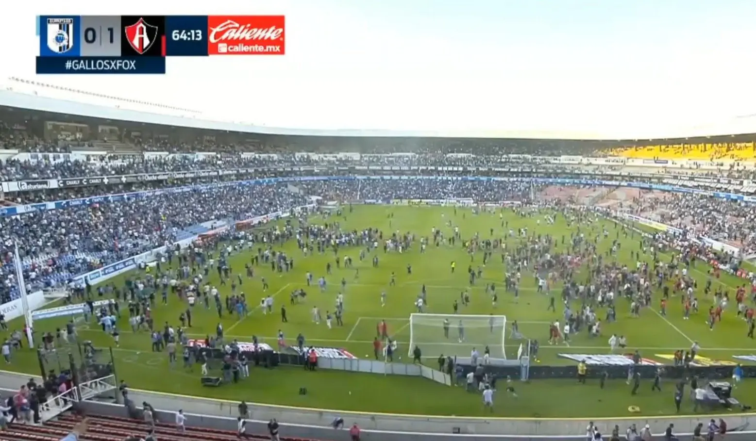 Imagem de torcedores invadindo o gramado em partida no México