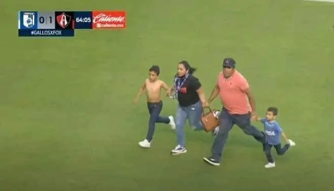 Imagem de família tentando fugir de briga generalizada no México