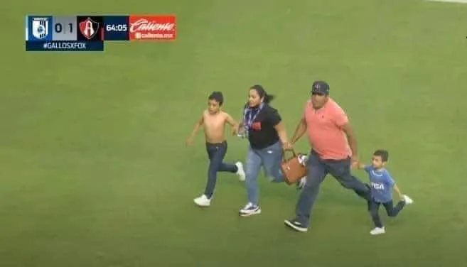 Família tenta fugir da barbárie do jogo entre Querétaro e Atlas