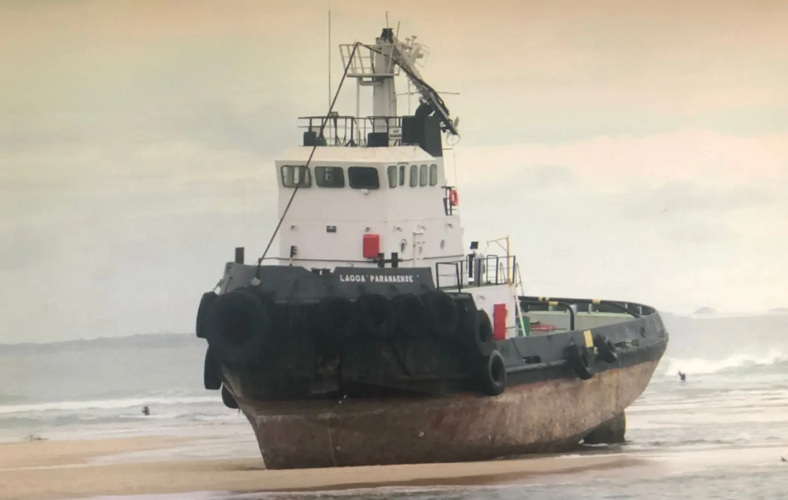 Embarcação segue encalhada na orla da praia da Barra do Ceará