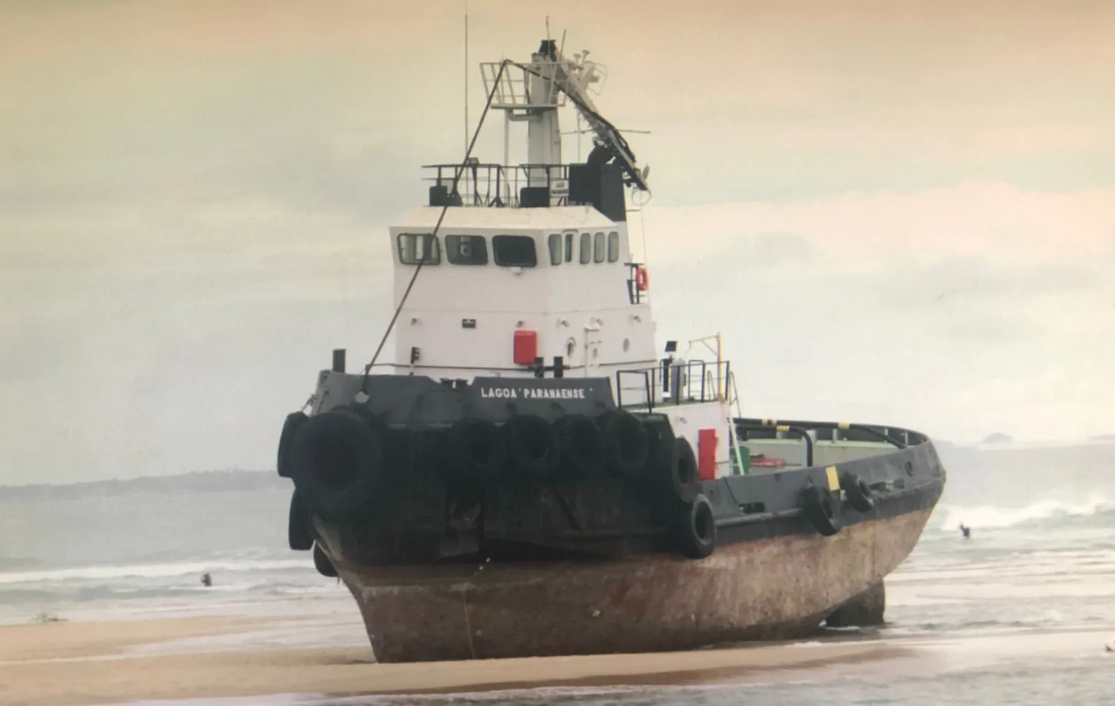 Embarcação segue encalhada na orla da praia da Barra do Ceará
