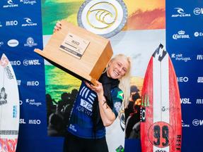 Tatiana Weston-Webb sorri e levanta troféu de vencedora no surfe