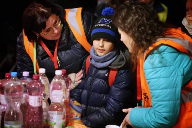 Equipe de voluntários acolheu o menino e ofereceu alimentos e bebidas