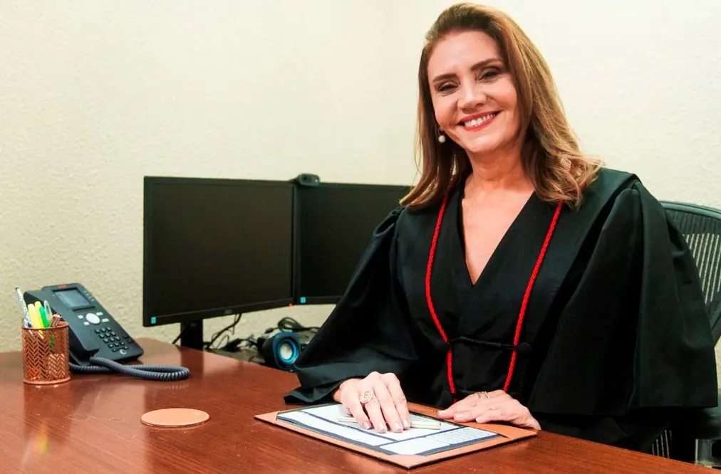 A nova desembargadora do TJCE, Joriza Magalhães, sorrindo para a foto.