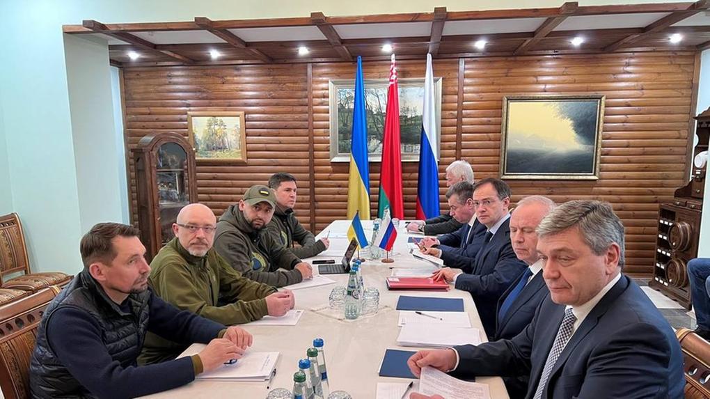 foto das negociações entre Rússia e Ucrânia