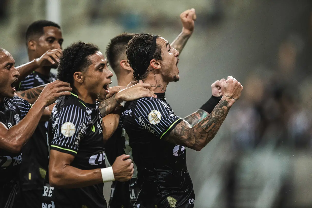 Atletas do Ceará comemoram gol