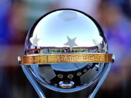 Taça de campeão da Copa Sul-Americana sendo erguida após título