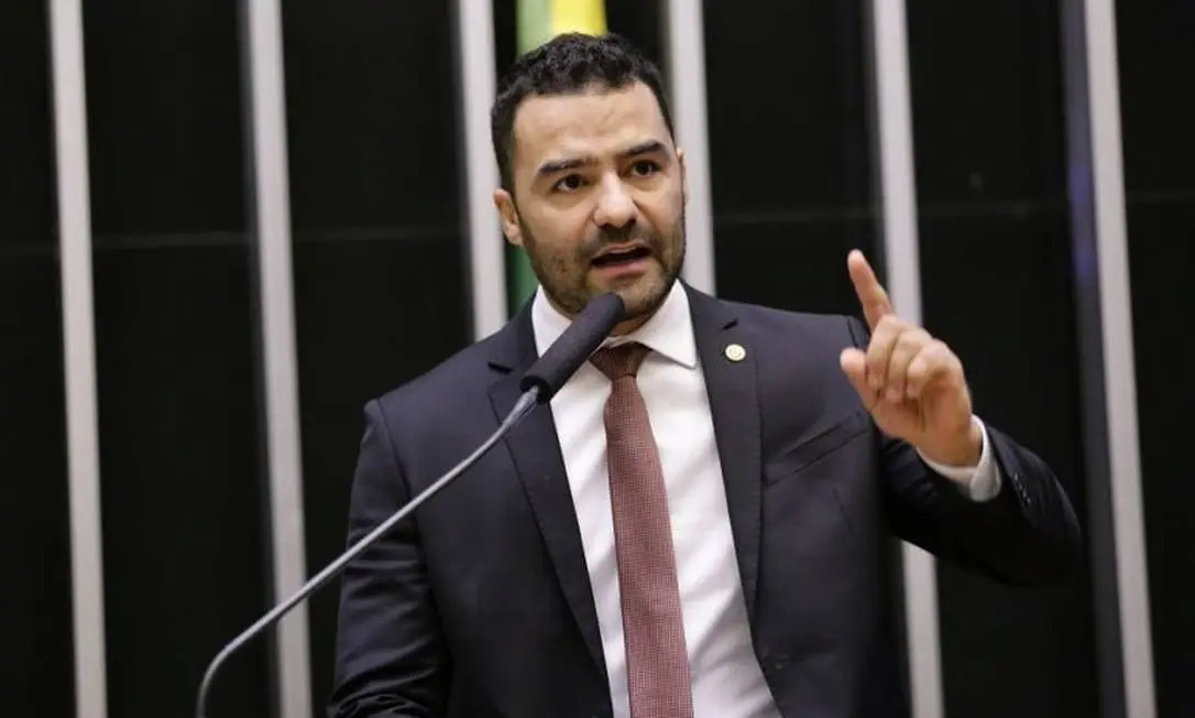 arthur do val sai do MBL