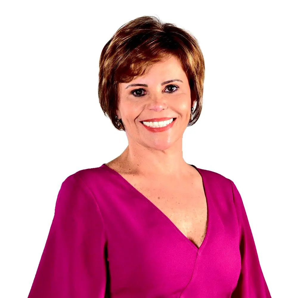 A prefeita de Tauá Patrícia Aguiar está vestida de rosa. Ela está sorrindo.