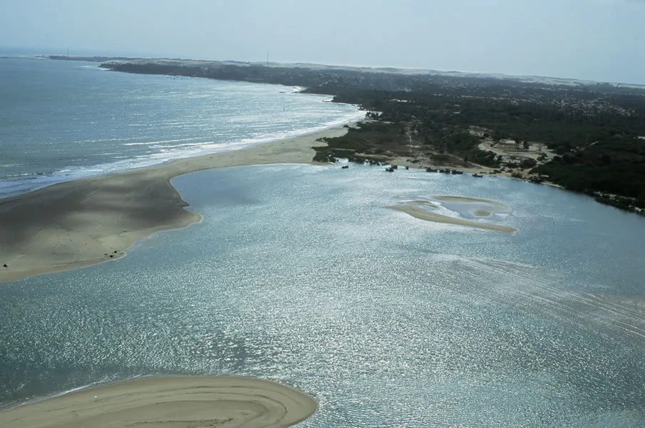 APA tem a presença de um vasto ecossistema de manguezais e problemas com desmatamentos, queimadas, a disposição irregular de resíduos sólidos, caça e pesca predatórias