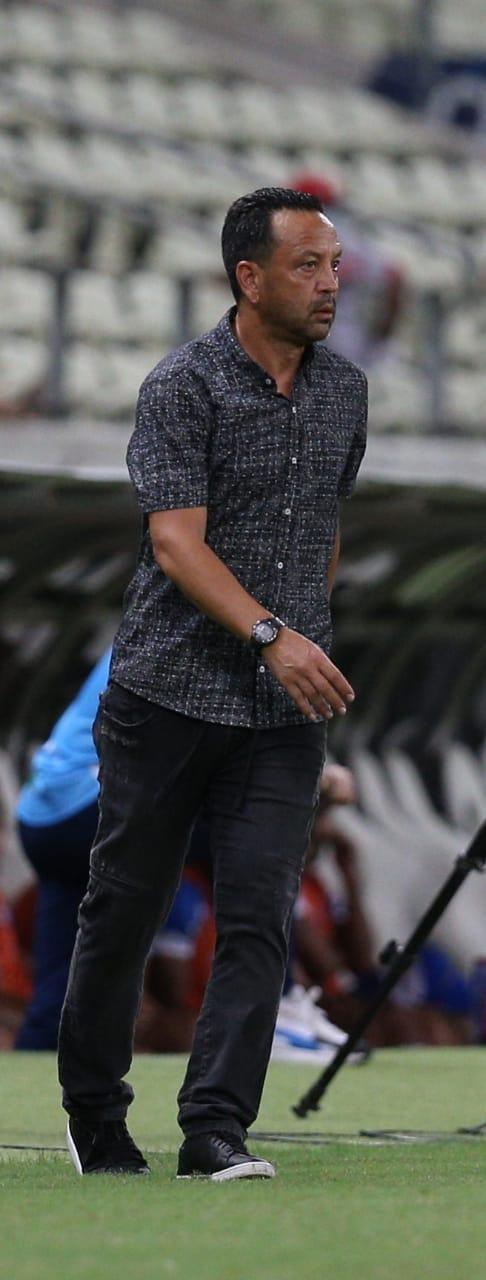 Paulinho Kobayashi com semblante sério durante o Clássico das Cores