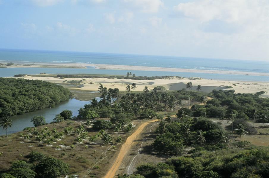 imagem da área da preservação, com arvores, rio e praia