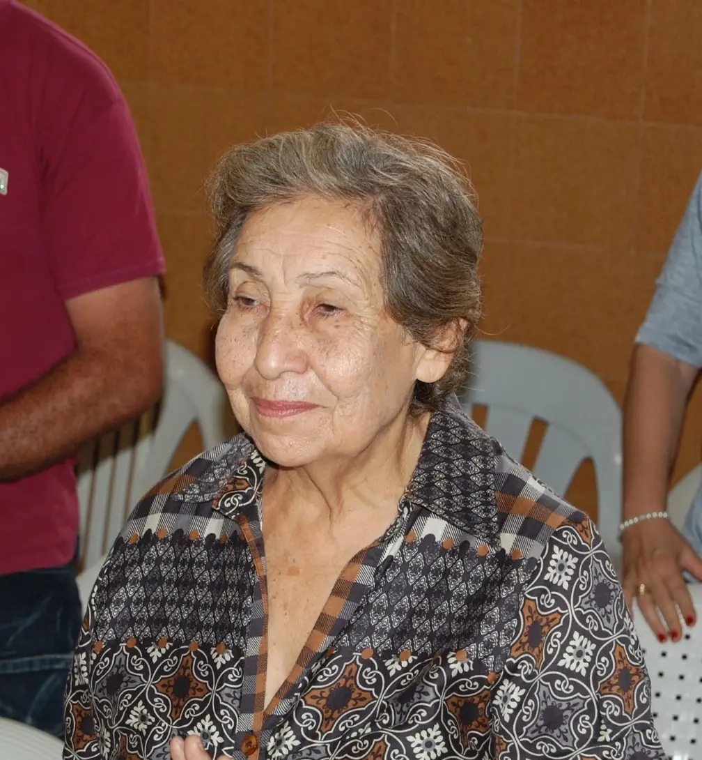 A ex-deputada estadual Maria Zélia Mota. Ela tem os cabelos curtos e grisalhos e está com o olhar distante.
