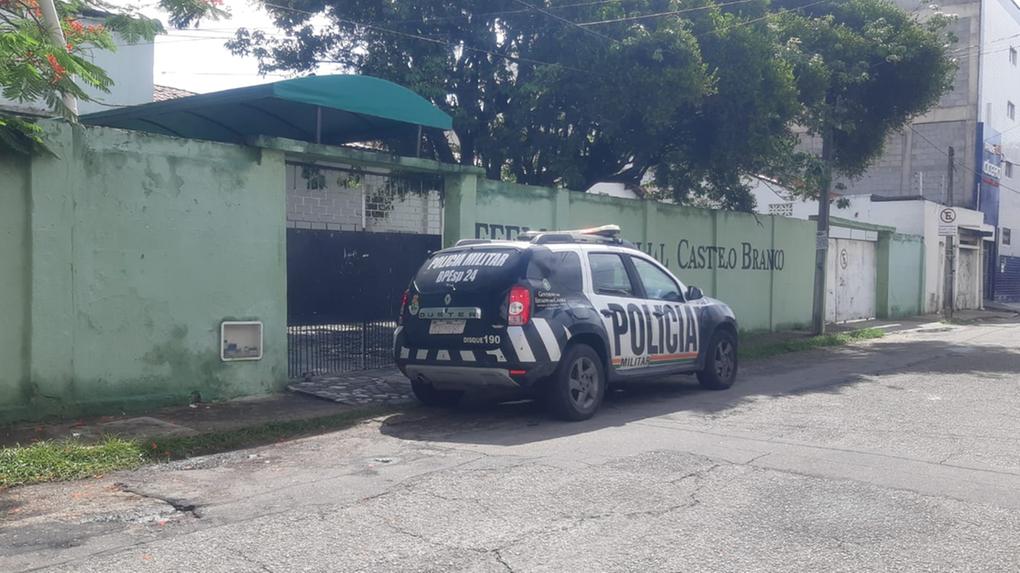 Viatura da Polícia Militar parada em frente a uma escola no bairro Montese, em Fortaleza