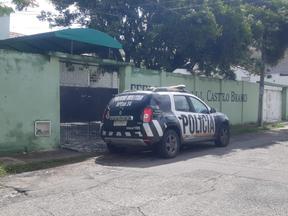 Viatura da Polícia Militar parada em frente a uma escola no bairro Montese, em Fortaleza