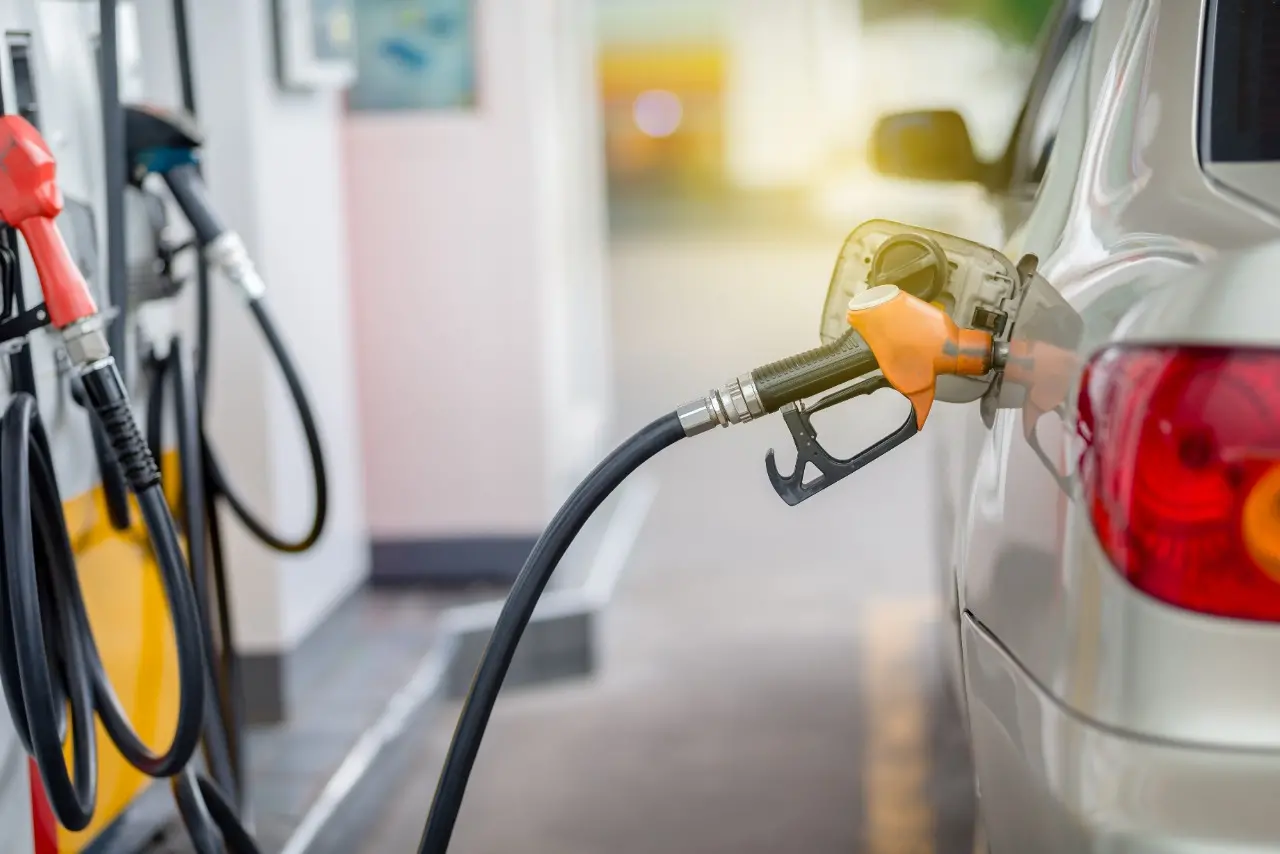 Pessoa abastecendo carro em posto de combustíveis