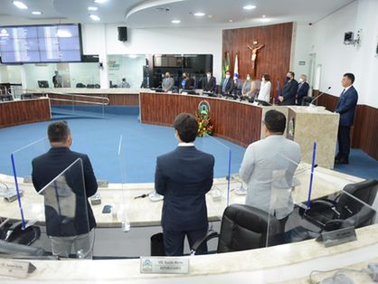 Vereadores de pé no plenário da Câmara de Fortaleza