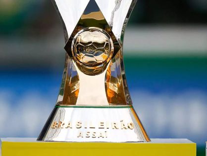 Imagem em plano detalhe da taça de campeão da Série A do Brasileiro