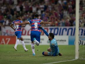 Silvio Romero comemorando gol do Fortaleza contra o Pacajus
