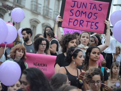 Mulheres em protesto com cartazes