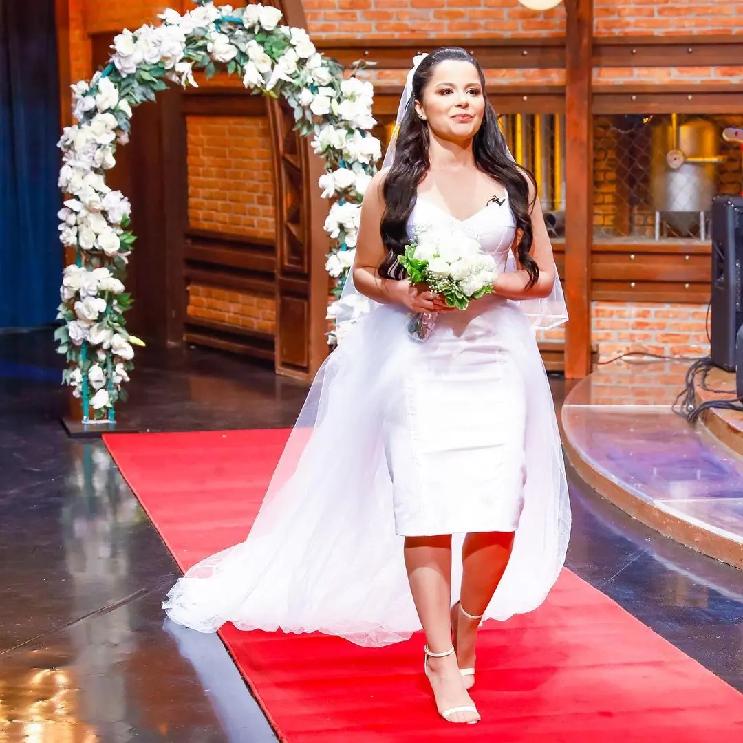 foo da cantora sertaneja Maraisa vestida de noiva no programa The Noite