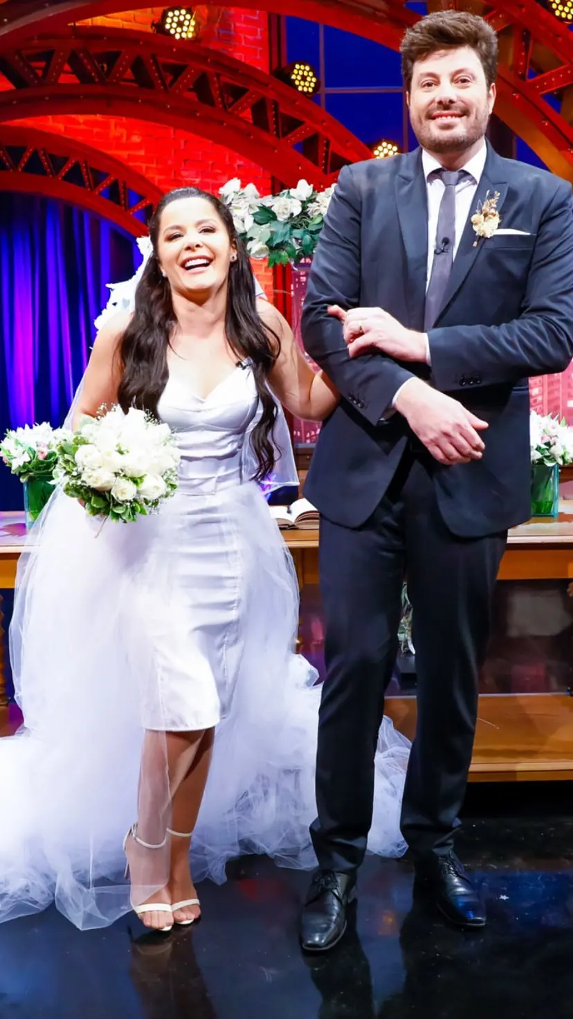 foto da cantora Maraisa vestida de noiva e do apresentador Danilo Gentili