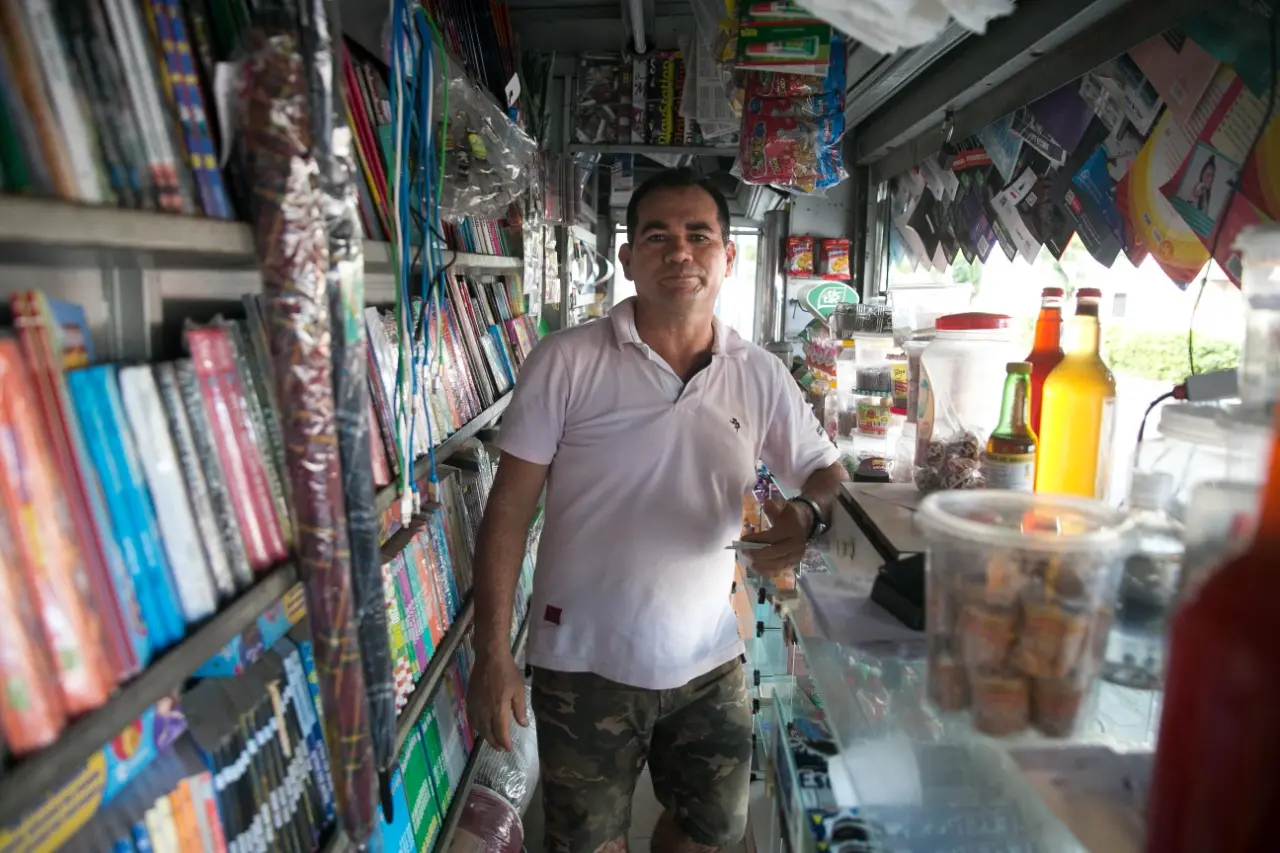 Gilberto relembra que o comércio vendia cerca de 50 edições da Playboy durante o mês. 