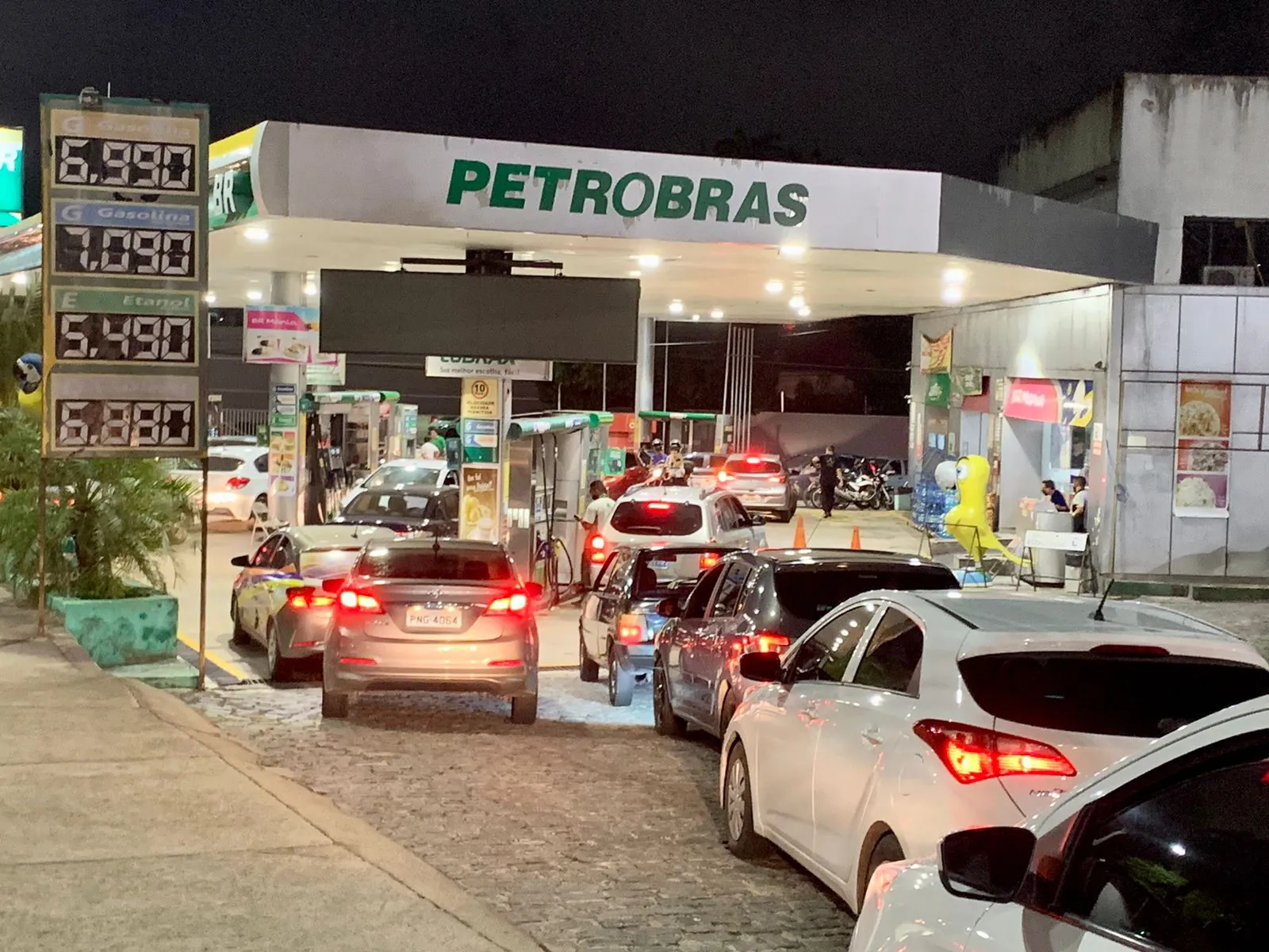 O estabelecimento fiscalizado vendia o litro da gasolina por R$ 6,49 na manhã desta quinta (10), valor que passou para R$ 6,99 ainda na noite de ontem e para R$ 7,59 na manhã desta sexta (11)