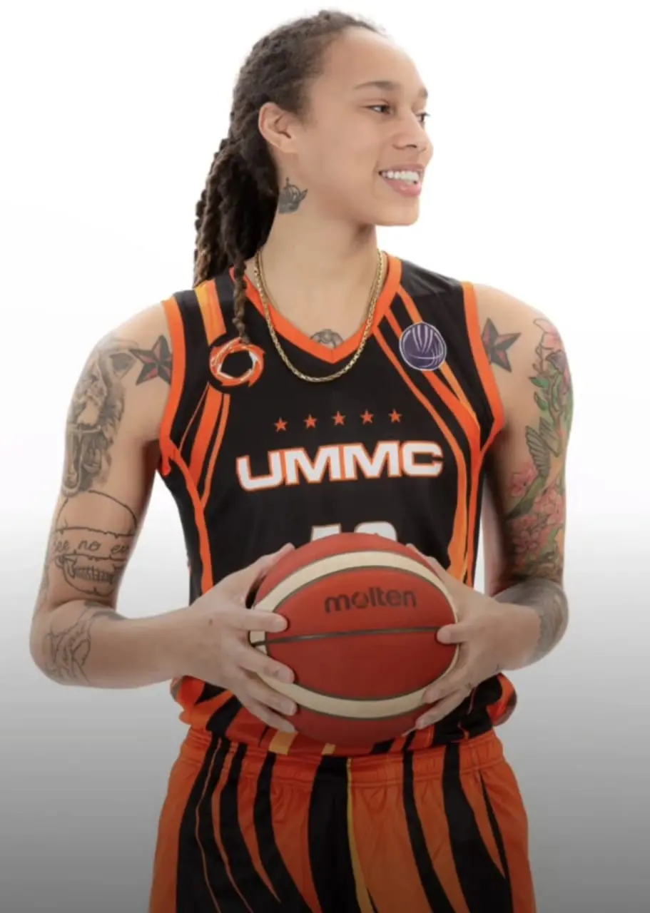 Foto da jogadora de basquete americana Brittney Griner com a camisa do time russo UMMC Ekaterinburg