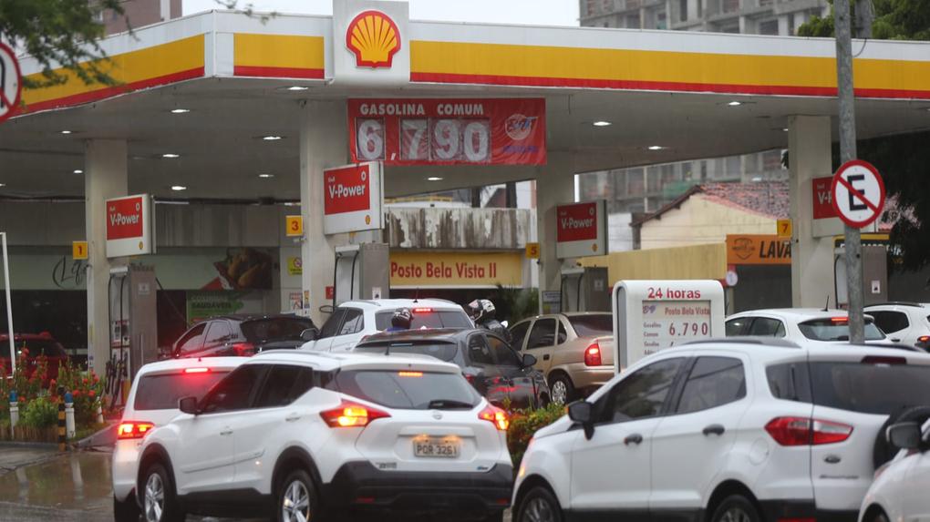 Carros enfileirados para abastecer em posto de gasolina de Fortaleza.