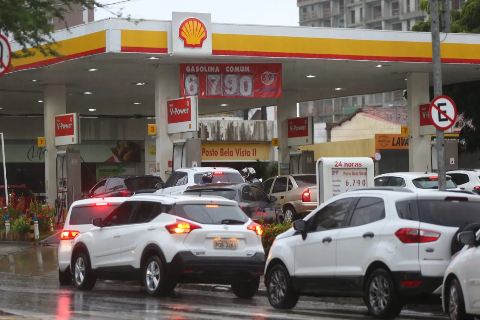 Carros enfileirados para abastecer em posto de gasolina de Fortaleza.