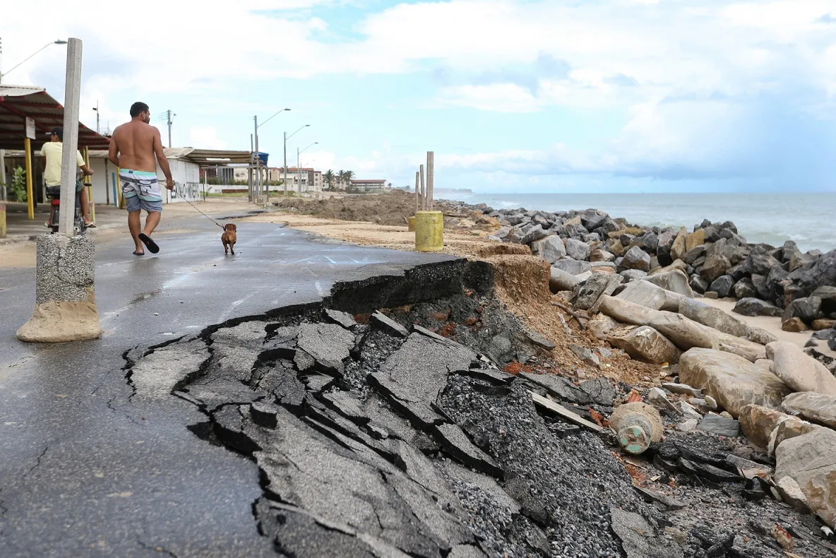 Ressacas do mar mais violentas destruíram até mesmo muros de contenção construídos no Icaraí.