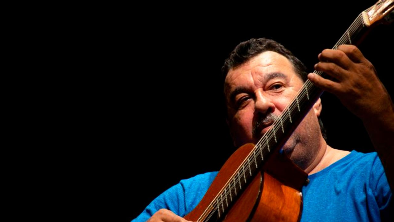Reconhecido nos palcos e salas de aula do Brasil,  Tarcísio Sardinha é violonista, cavaquinista, guitarrista, pianista, compositor, arranjador, produtor, diretor musical e professor