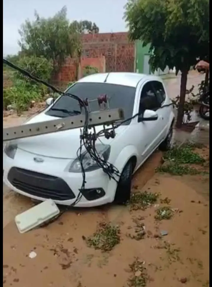 Carro atingido por poste